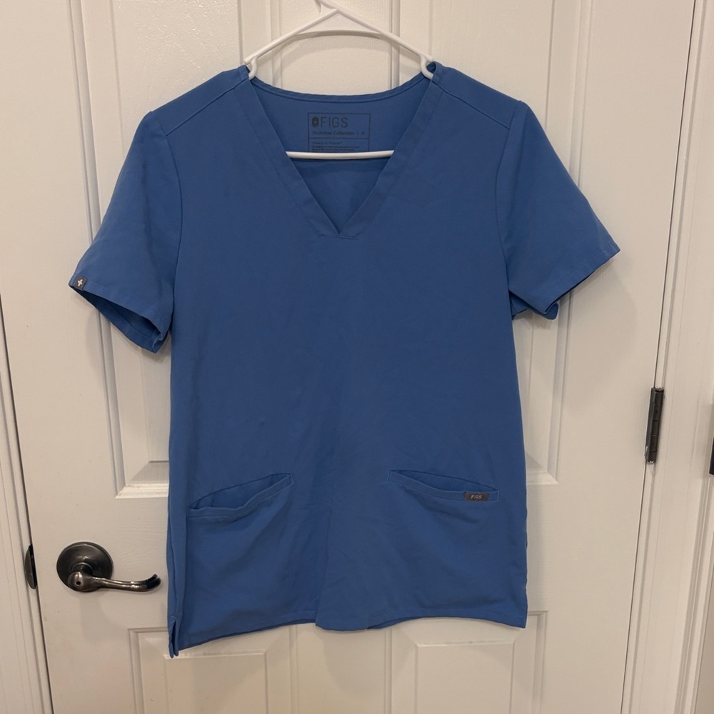 FIGS Casma 3 Pocket Scrub Top in Ceil Blue - Picture 2 of 6